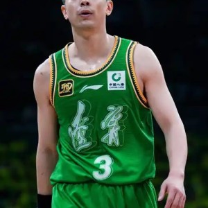 赛后深夜外出，家中有变？赵继伟行色匆匆，原因曝光，杨鸣批准|辽宁男篮|新疆男篮|球迷|比赛|球队_新浪体育_新浪新闻