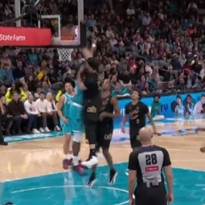 九游娱乐-泰山压顶！南斯篮下接球起飞 单臂暴力隔扣迪亚巴特